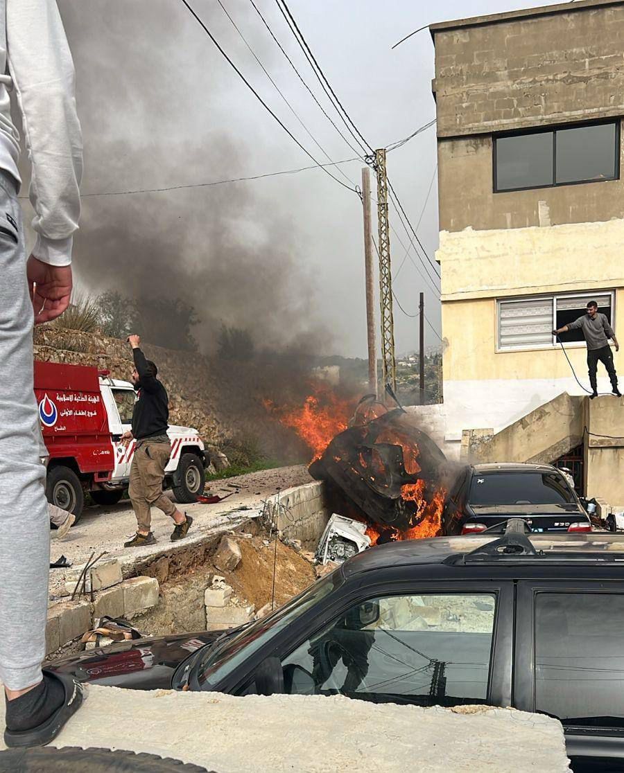 صورة متداولة للسيارة المستهدفة عند أطراف بلدة صديقين في جنوب لبنان (مواقع التواصل). 