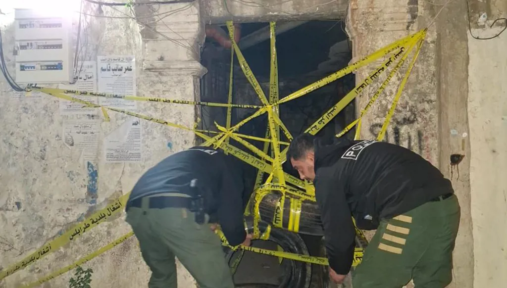 بالفيديو- خطر الأبنية المتصدعة تابع... شرطة بلدية طرابلس تُعيد إخلاء مبنى العثماني بعد عودة سكان إليه