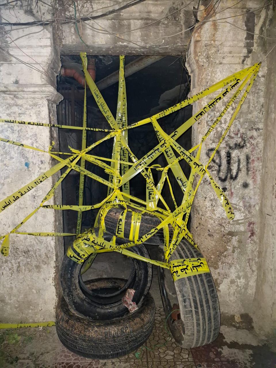 شرطة بلدية طرابلس تقفل مدخل المبنى (النهار).