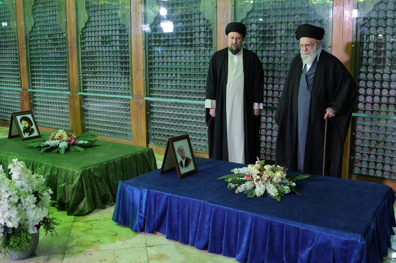 خامنئي عند ضريح الخميني (إرنا)