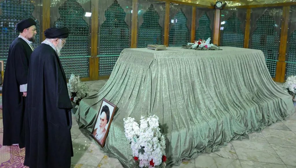 وسط التهديدات الأميركية لطهران... خامنئي يزور ضريح الخميني