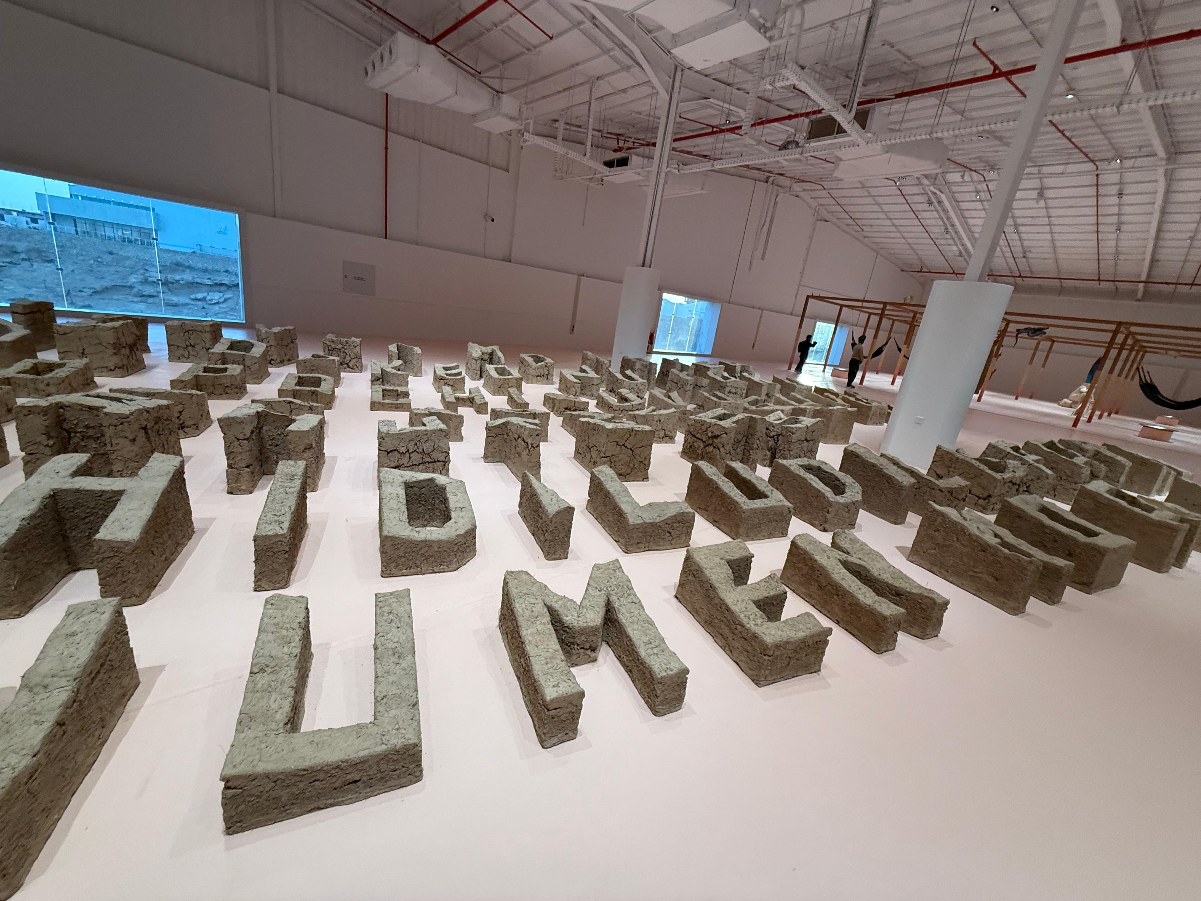 عمل الفنان الفيليبيني بيو أباد في بينالي الدرعية للفن المعاصر 2026 (النهار).