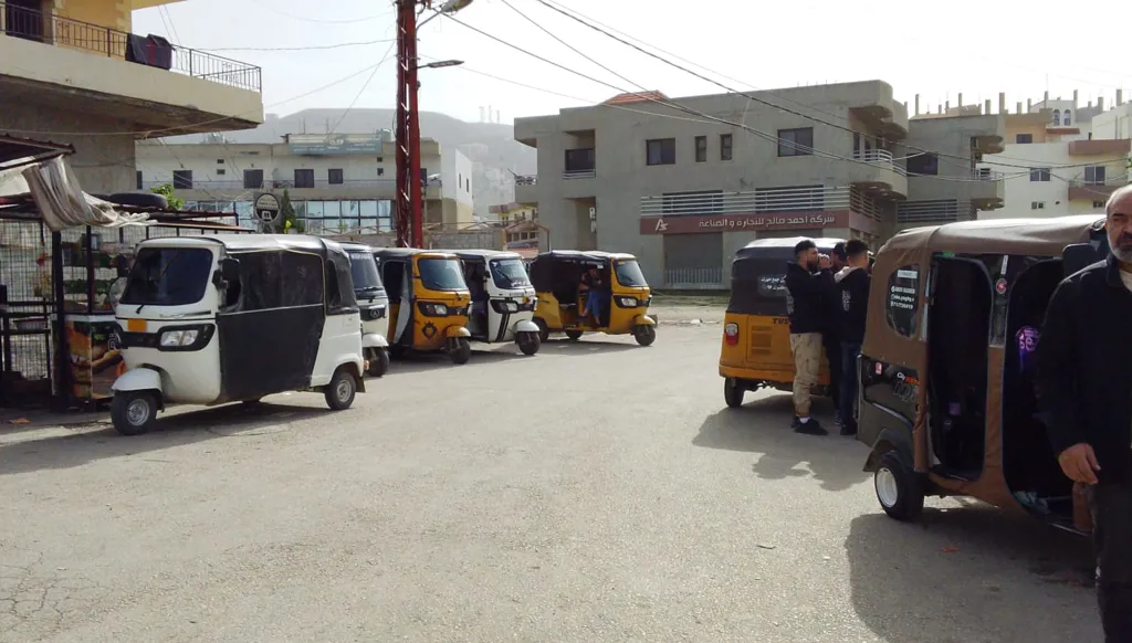 في شمالي لبنان... سائقو الفانات و"التوك توك" يعتصمون ضدّ قرار وزارة الداخلية (فيديو)