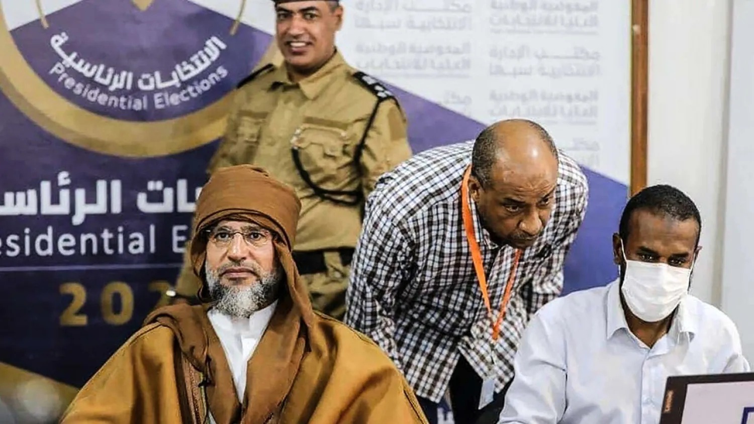 سيف الإسلام القذافي خلال تقديم ترشحه للانتخابات الرئاسية عام 2021. (أ ف ب)