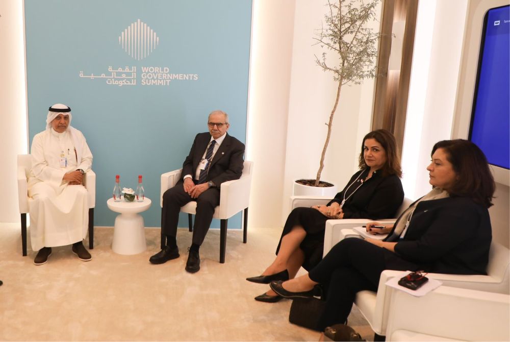 رئيس الحكومة نواف سلام مجتمعاً مع رئيس مجلس إدارة الصندوق العربي للإنماء فوزي يوسف الحنيف في دبي أمس، بحضور الوزيرة حنين السيد، والمستشارة لمياء مبيّض.