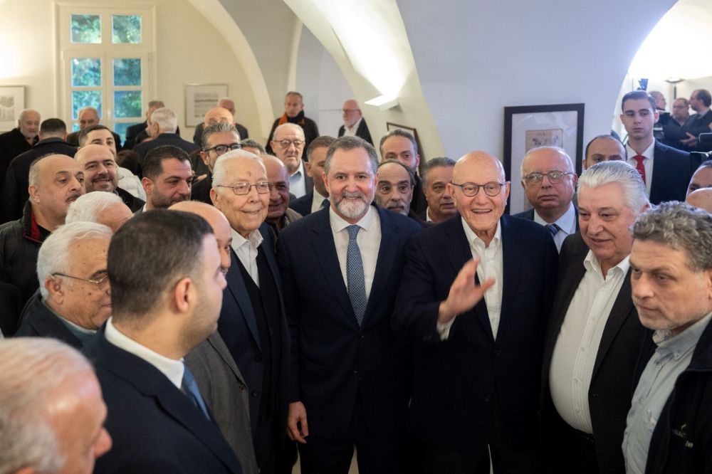 صائب سلام بعد إعلان ترشحه في دارته في المصيطبة أمس مع الرئيس تمام سلام. (نبيل اسماعيل)