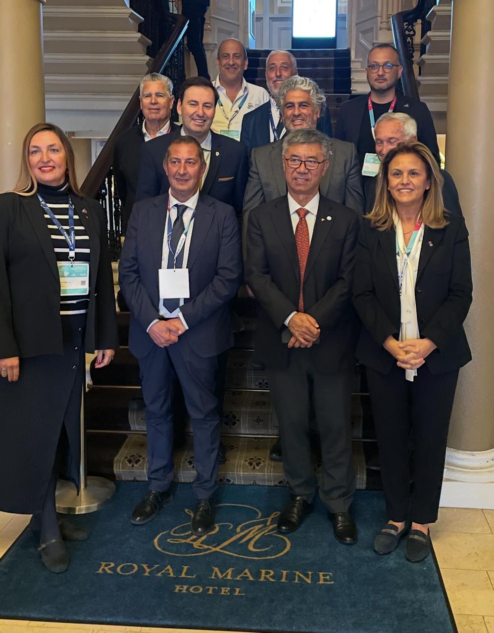 سالم يتوسط المجموعة د في الاتحاد الدولي للبحر المتوسط مع رئيس الاتحاد الدولي للإبحار Li Quanhai. (وكالات)