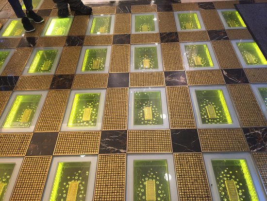 الممر الذهبي في فندق غراند أمبيرور. (موقع الفندق)