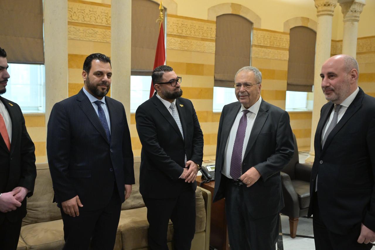 نائب رئيس الحكومة اللبنانية طارق متري مع الوفد السوري قُبيل توقيع الاتفاقية في السرايا الحكومية (نبيل اسماعيل).