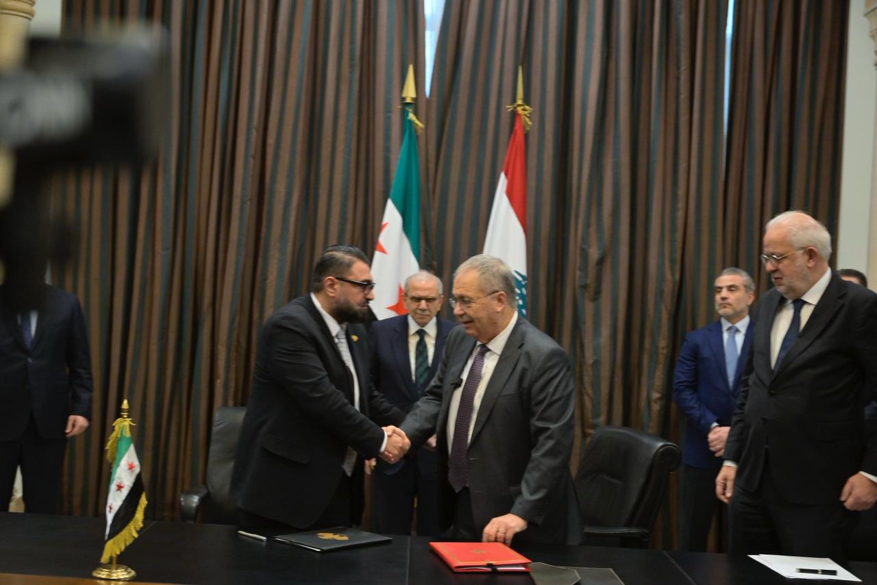 توقيع الاتفاقية (نبيل اسماعيل).