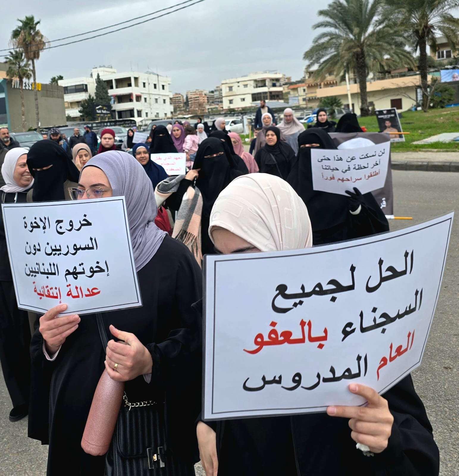 وقفة احتجاجيّة لأنصار أحمد الأسير أمام مسجد بهاء الحريري في صيدا (أحمد منتش).