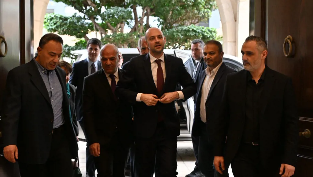 وصول وزير الخارجية الفرنسي جان-نويل بارو إلى عين التينة (حسام شبارو). 