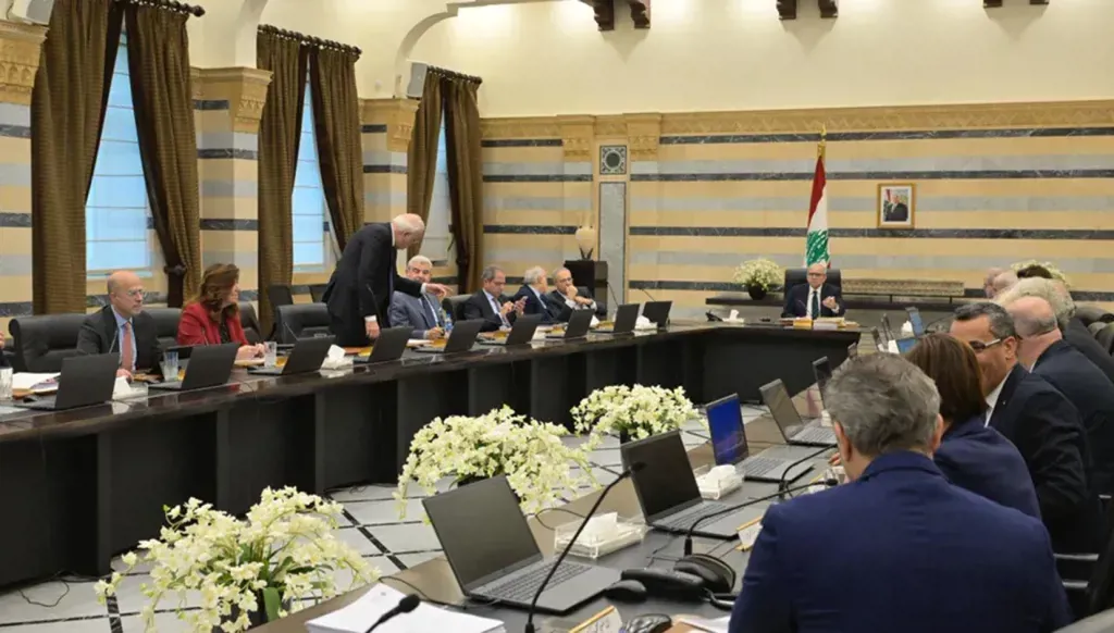 "القوات" مع بقاء الحكومة إذا تأجلت الانتخابات