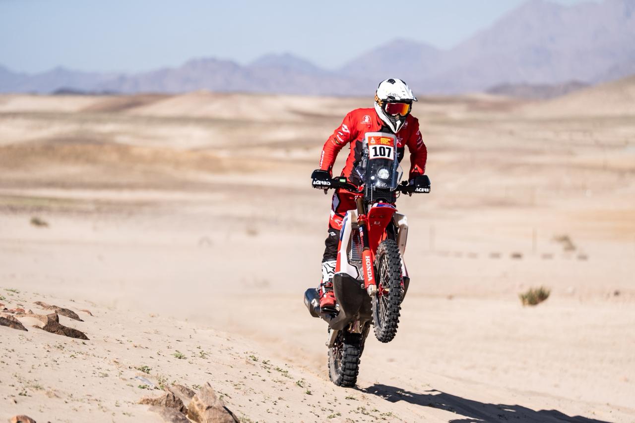 رفيق عيد خلال منافسات رالي داكار. (وكالات)