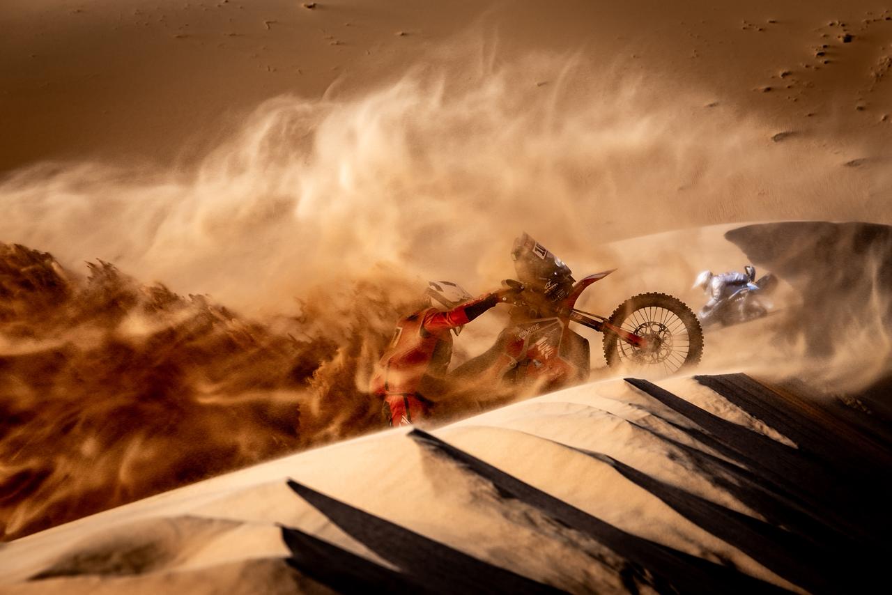 رفيق عيد خلال منافسات رالي داكار. (وكالات)