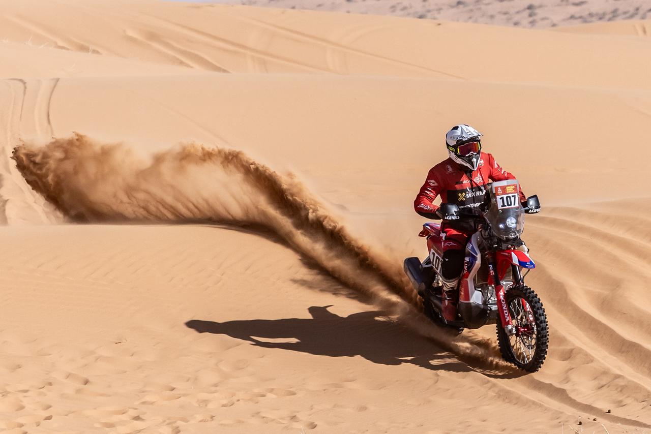 رفيق عيد خلال منافسات رالي داكار. (وكالات)