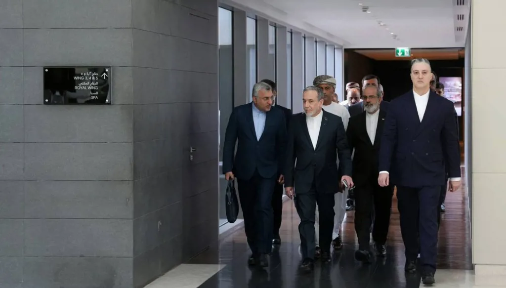 بالصور والفيديو- الوفد الإيراني يستعدّ للمفاوضات في مسقط... وعراقجي يلتقي نظيره العُماني