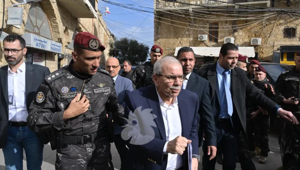 وصول رئيس الحكومة نواف سلام إلى مدينة صور مستهلاً جولته في جنوب لبنان (نبيل إسماعيل).