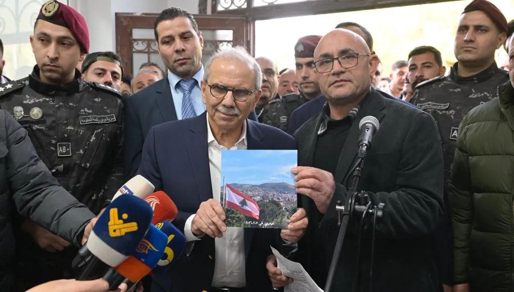 سلام يحيي ذكرى تأليف حكومته من المنطقة الجنوبية... "حزب الله" يمضي في ازدواجية الموقف من الدولة