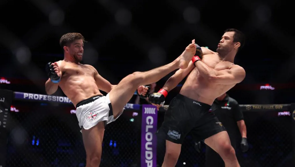 نورمحمدوف يحتفظ بلقب الوزن الخفيف في بطولة PFL في دبي