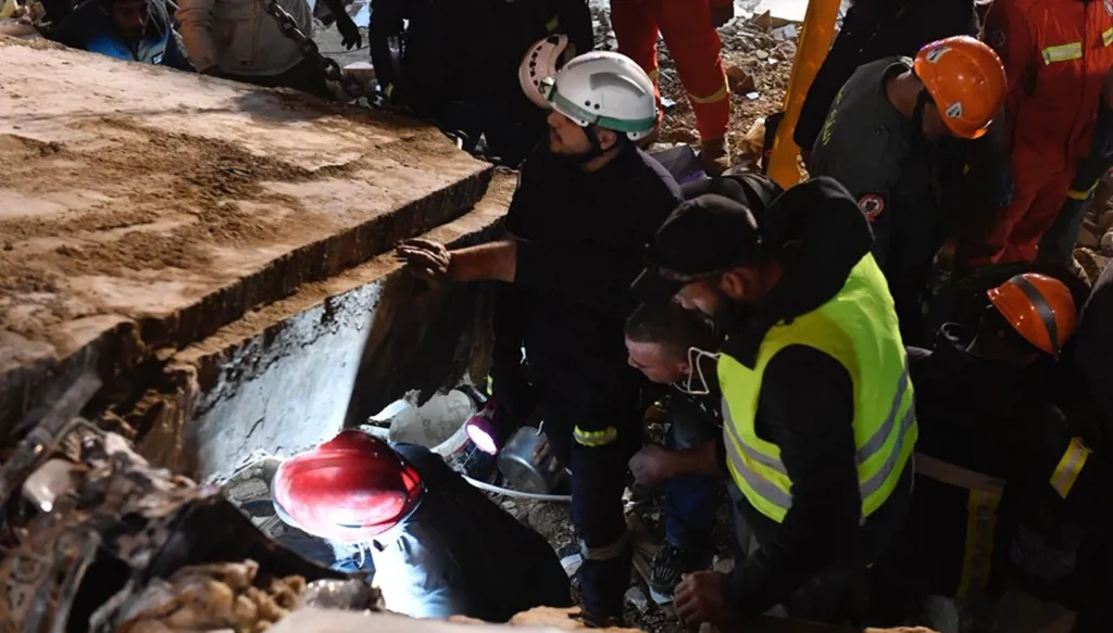 بالفيديو والصور - "النهار" تواكب عمليات الإنقاذ في باب التبانة وشهود يروون لحظات الرعب