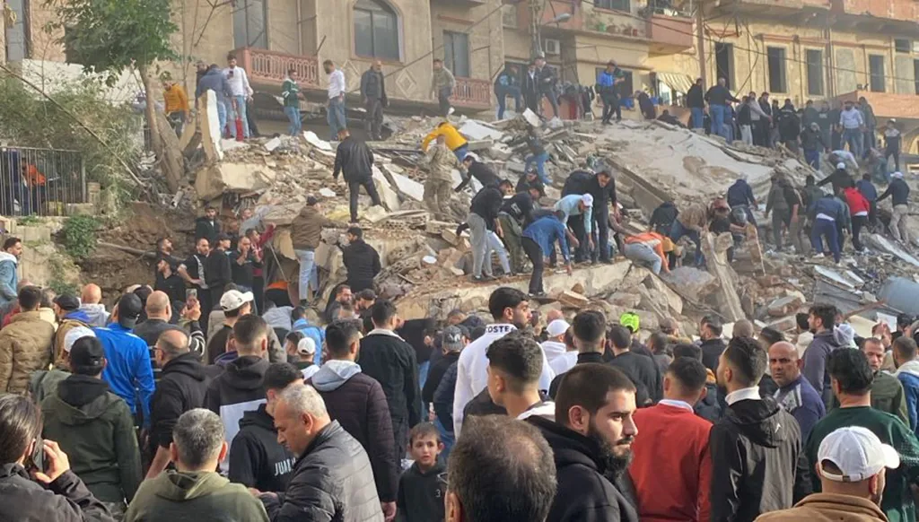 محاولات حثيثة لانقاذ الناجين 