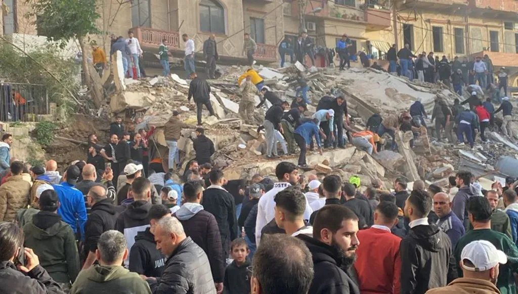 تحذيرات من انهيارات جديدة... الإخلاءات تتواصل في طرابلس وسط عاصفة وأمطار غزيرة