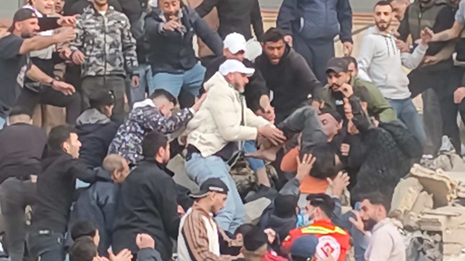 إنقاذ فتى على قيد الحياة من تحت أنقاض المبنى المنهار في التبانة (تواصل اجتماعي).