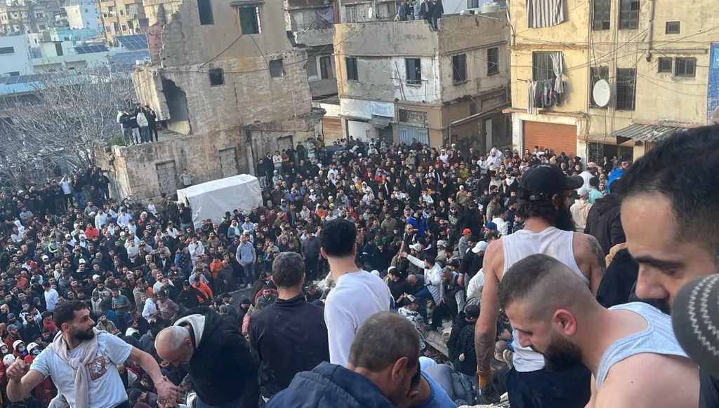 الرئيس سلام يوعز إلى الأمين العام للهيئة العليا للإغاثة العميد بسام نابلسي الذي كان برفقته في جنوب لبنان بقطع زيارته إلى الجنوب والتوجّه فوراً نحو طرابلس لتنسيق جهود الإغاثة