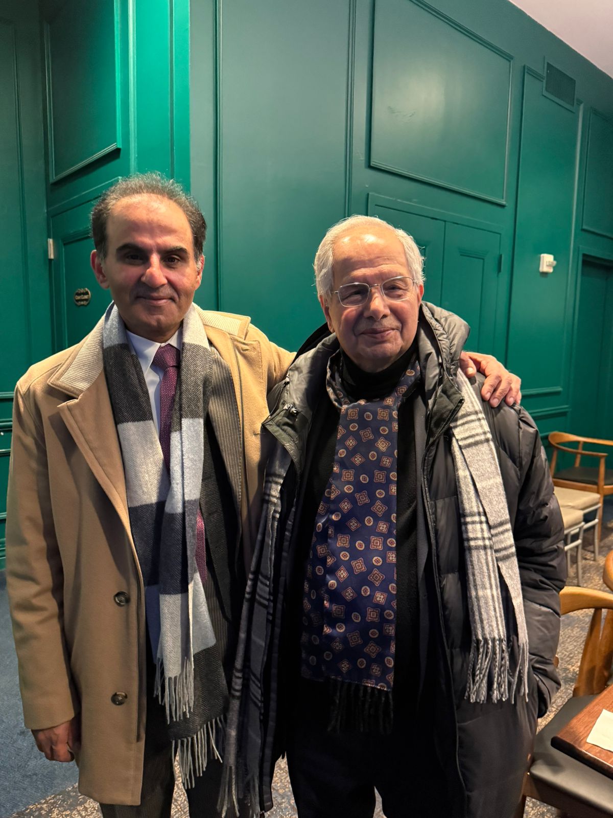 الدكتور محسن جاسم الموسوي والدكتور علي بن تميم.