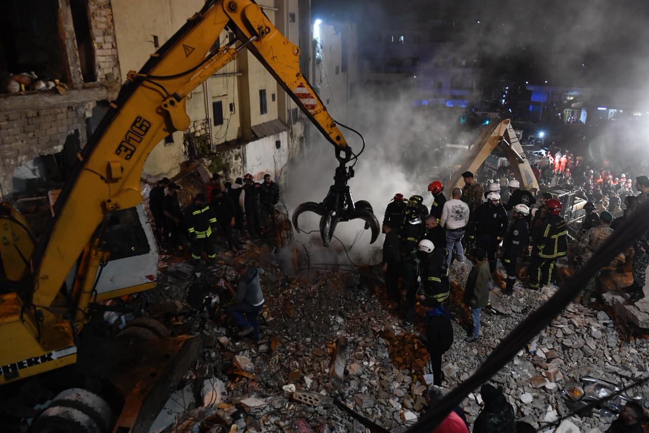 عمليات الإنقاذ متواصلة في طرابلس (حسام شبارو).