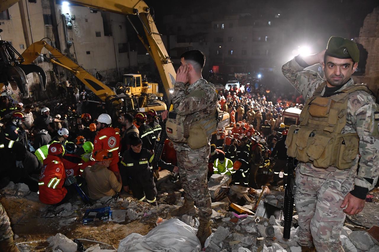 فرق الدفاع المدني تواصل عمليات البحث والإنقاذ في مكان انهيار المبنى في طرابلس (حسام شبارو).