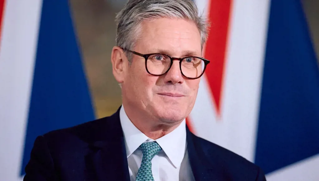 "فايننشال تايمز": ستارمر يسعى لإطلاق مبادرة دفاعية مُتعدّدة الجنسيات