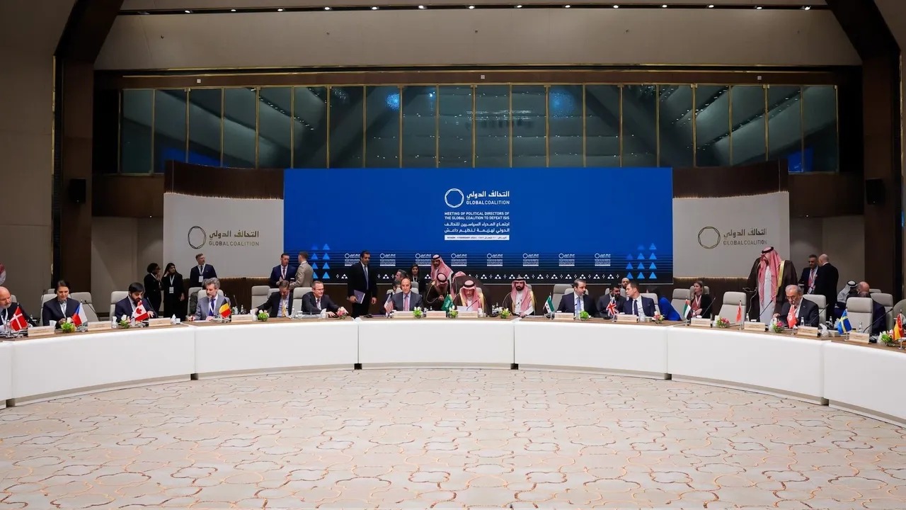 وزير الخارجية السوري أسعد الشيباني يحضر اجتماع المدراء السياسيين للتحالف الدولي لمواجهة تنظيم داعش. (سانا)