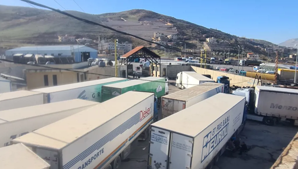 قيود سورية جديدة تعقّد النقل البري اللبناني... طليس: القرار أحدث خللاً في الاتفاق الثنائي