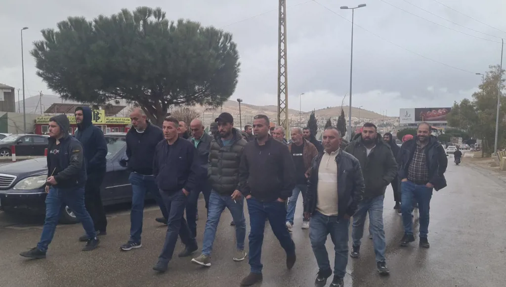 ارتباك حكومي في التعامل مع القرار السوري يشعل غضب قطاع النقل