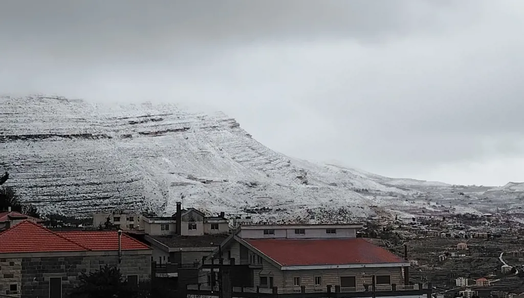 الثلج يكتسي جبال إهدن من جديد