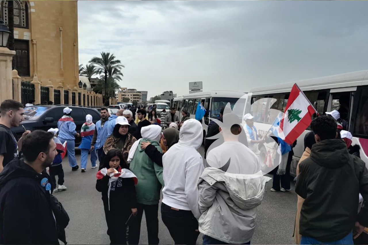 مناصرو تيار المستقبل من صيدا وجنوب لبنان يتوافدون إلى بيروت (أحمد منتش). 