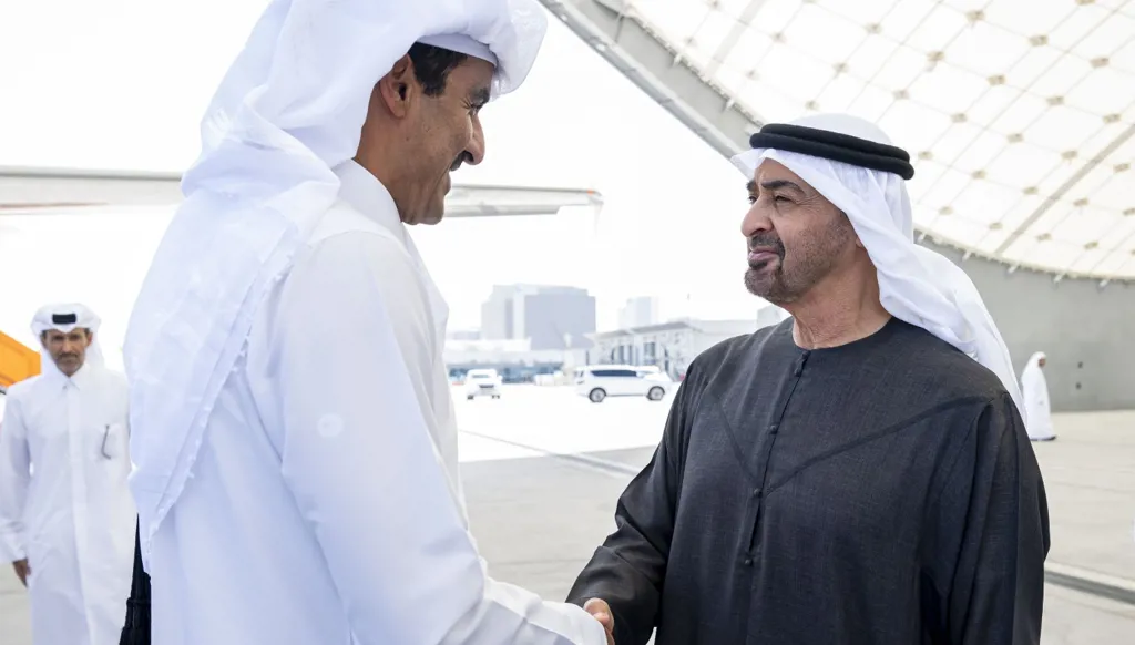بن زايد في مقدمة مستقبليه... أمير قطر يصل أبوظبي في زيارة أخوية