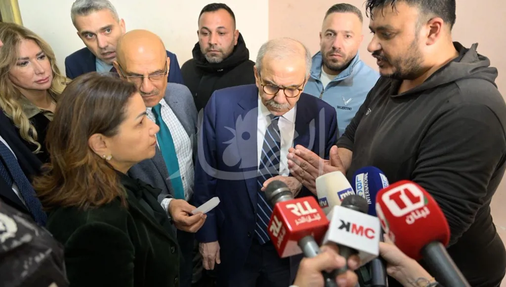 سلام يتفقّد أهالي الأبنية المنهارة في طرابلس (تصوير نبيل اسماعيل)