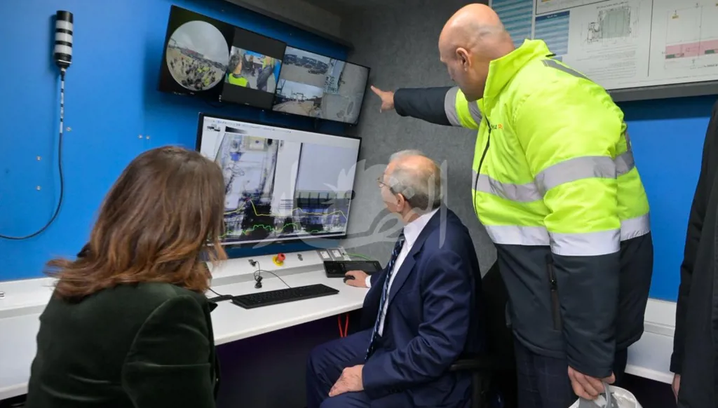 سلام داخل المرفاء على ماكينة السكانرز (نبيل اسماعيل).