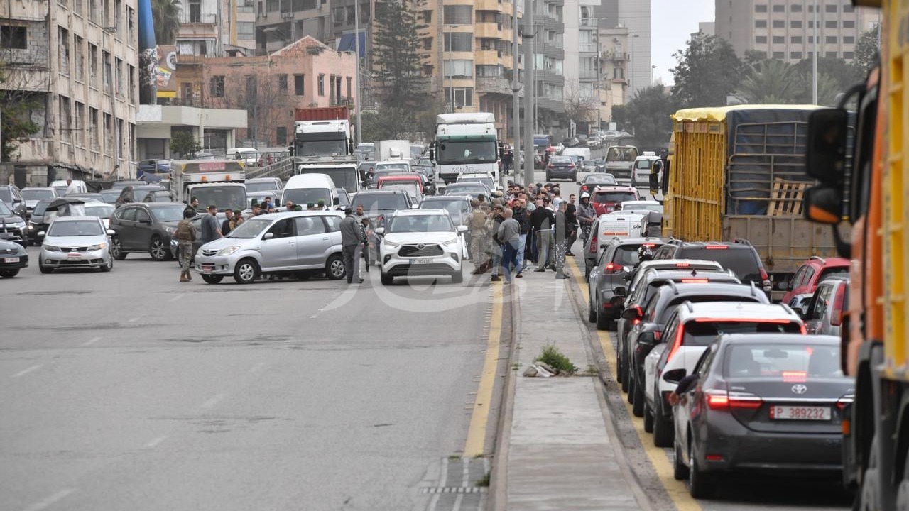 إقفال الطريق عند جسر الرينغ. (حسام شبارو)