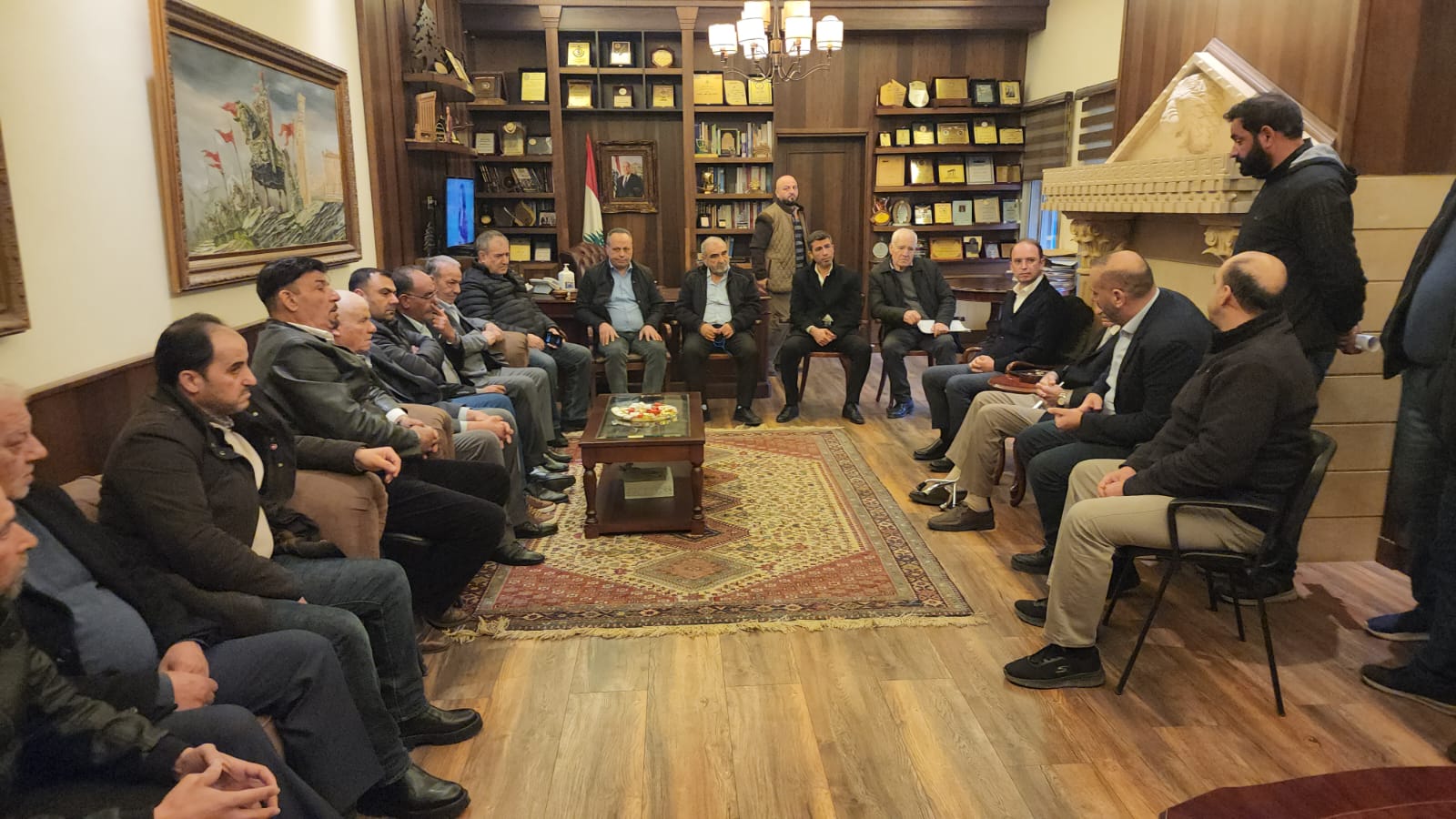 محافظ بعلبك الهرمل يستقبل وفداً من المزارعين.