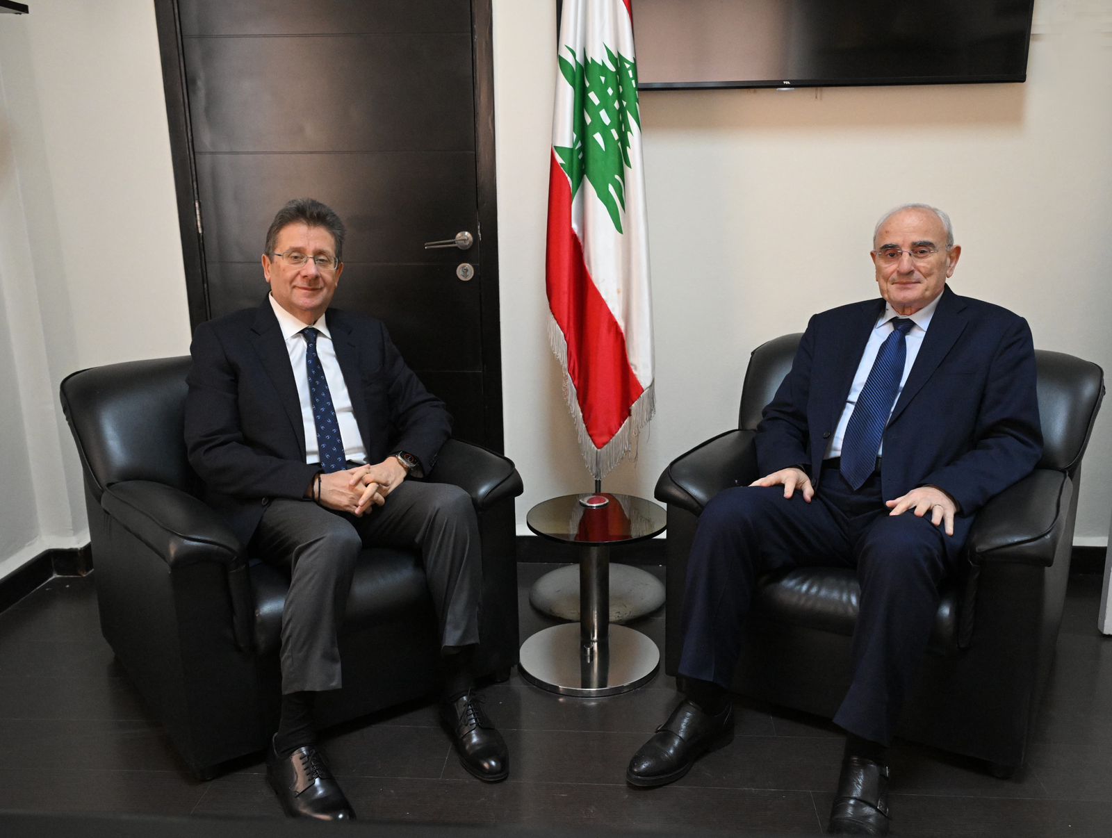 النائب إبراهيم كنعان مستقبلاً وزير الدفاع اللواء ميشال منسى.