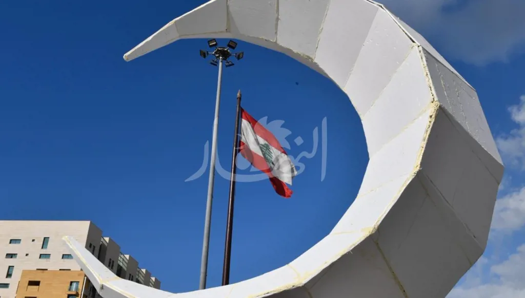 هلال الشهر الفضيل والعلم اللبناني في ساحة الشهداء (حسام شبارو).