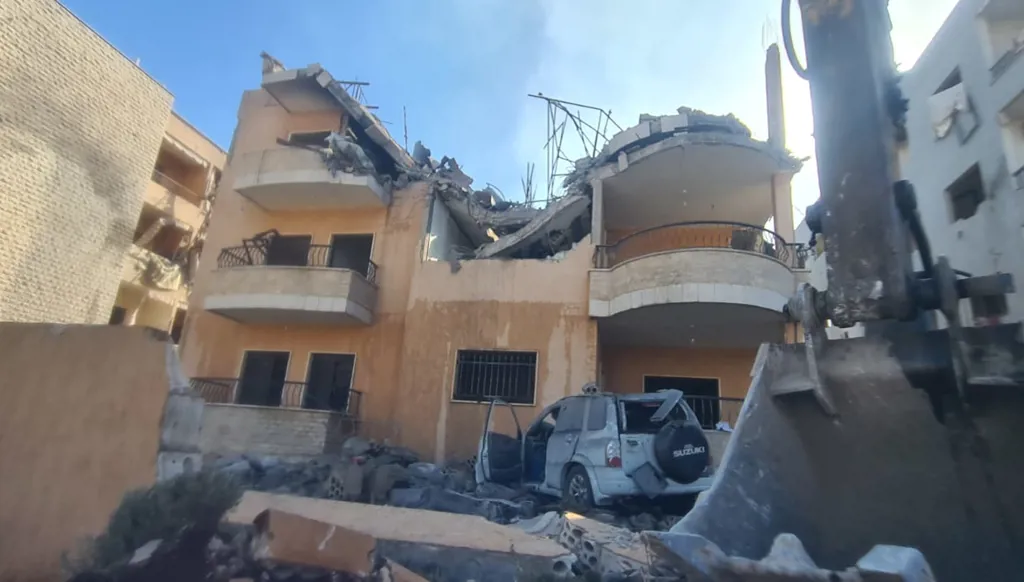 المبنى الذي استُهدف في علي النهري (النهار). 