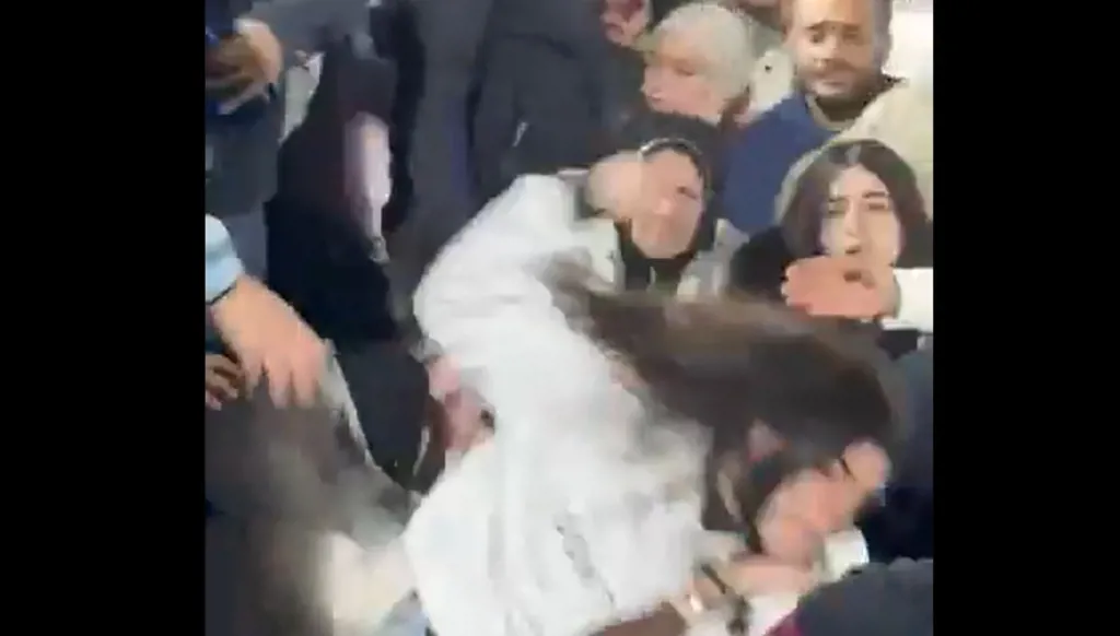 بالفيديو- إشكال وتدافع بين فتيات على مدرجات جويا خلال مباراة النجمة والعباسية