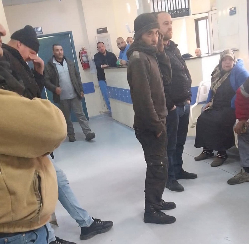 عائلة الطفلَين في المستشفى.