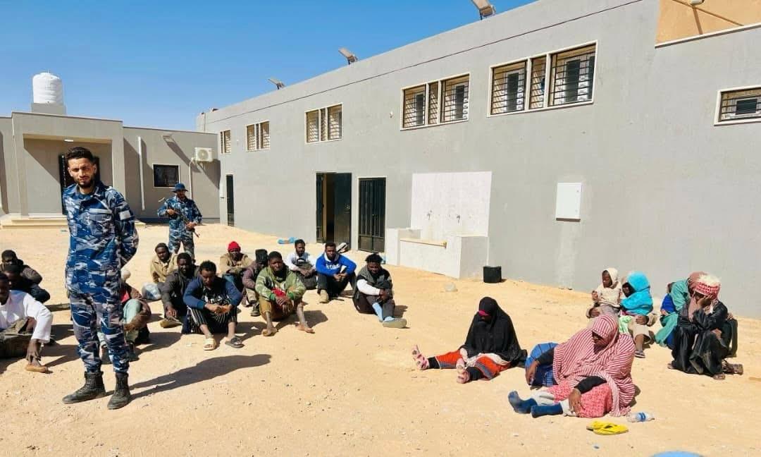 مهاجرون داخل أحد مراكز الاحتجاز في ليبيا. (وزارة الداخلية الليبية)