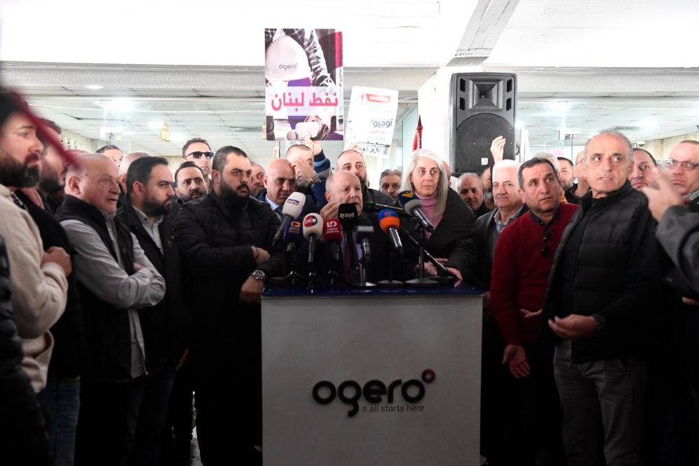 رئيس الاتحاد العمالي العام بشارة الأسمر متحدثاً خلال اعتصام موظفي وعمال أوجيرو في يوم الغضب في مركز بئر حسن. (حسام شبارو)